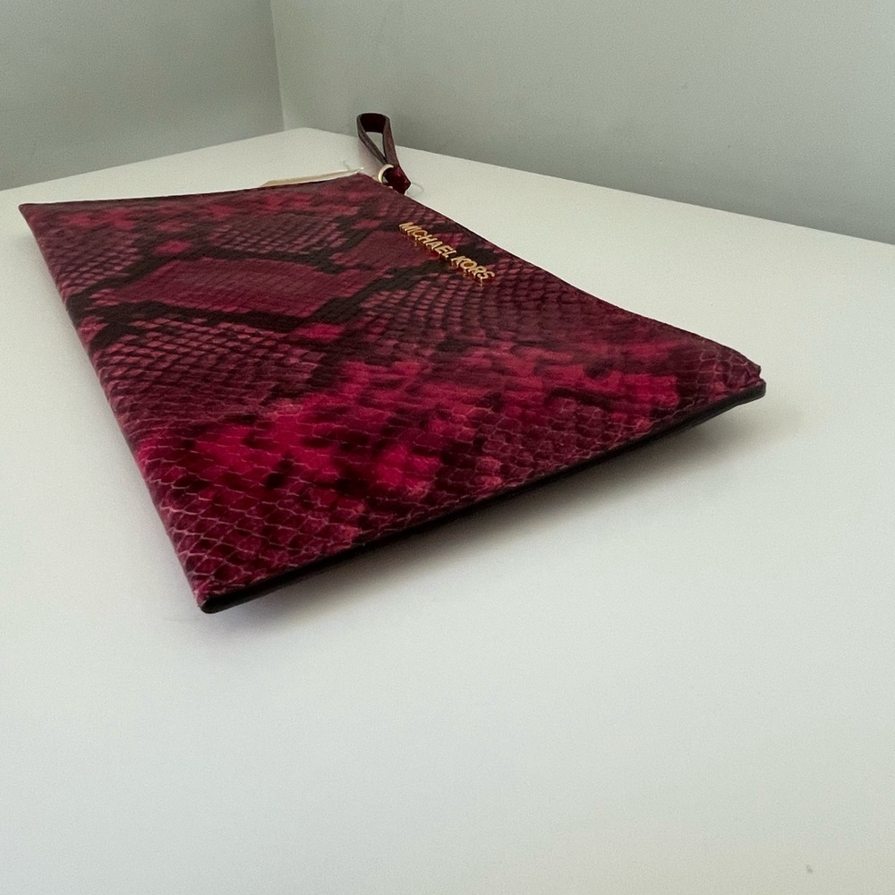 Michael Kors Jet Set Large Zip Clutch
Fuschia Snakeskin Embossed Leather
New - Picture 4 of 9